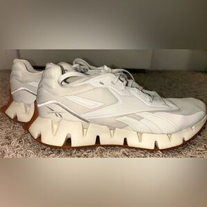 Women’s Reebok Zig Dynamica White Sneakers Size 9